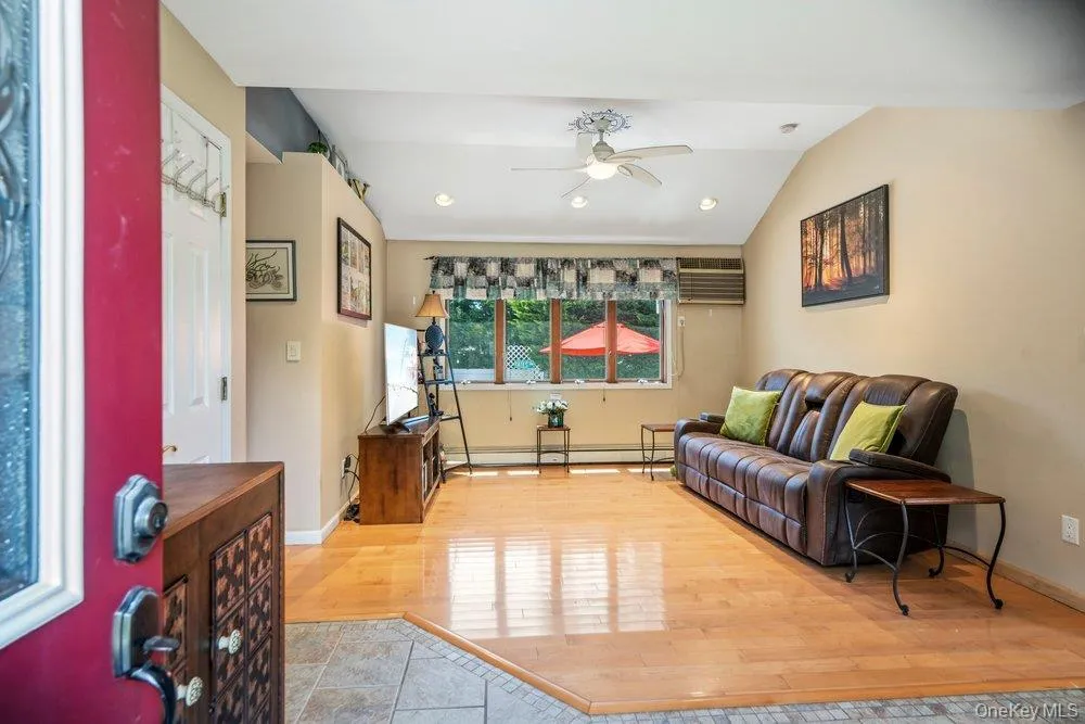 76 Alton Road, Babylon, NY, 3 Bedrooms Bedrooms, 6 Rooms Rooms,1 BathroomBathrooms,Residential,For Rent,Alton,0,1022875 76 Alton Road, Babylon, NY, 3 Bedrooms Bedrooms, 6 Rooms Rooms,1 BathroomBathrooms,Residential,For Rent,Alton,0,1022875