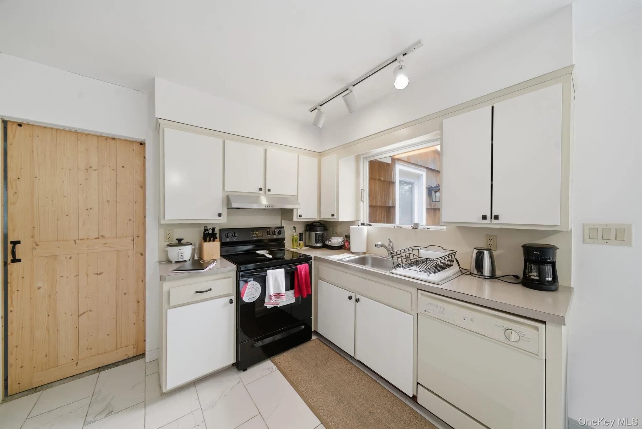 6 Rolling Woods Lane, Southampton, NY, 3 Bedrooms Bedrooms, 7 Rooms Rooms,2 BathroomsBathrooms,Residential,For Rent,Rolling Woods,0,1022898 6 Rolling Woods Lane, Southampton, NY, 3 Bedrooms Bedrooms, 7 Rooms Rooms,2 BathroomsBathrooms,Residential,For Rent,Rolling Woods,0,1022898