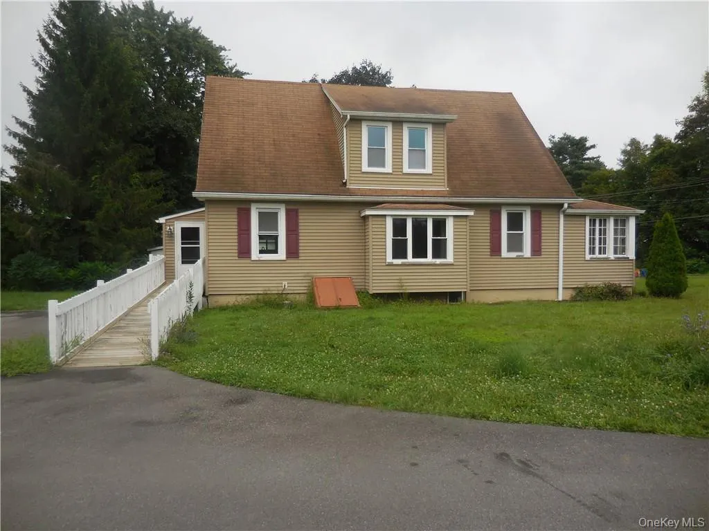 View of front facade featuring a front lawn View of front facade featuring a front lawn