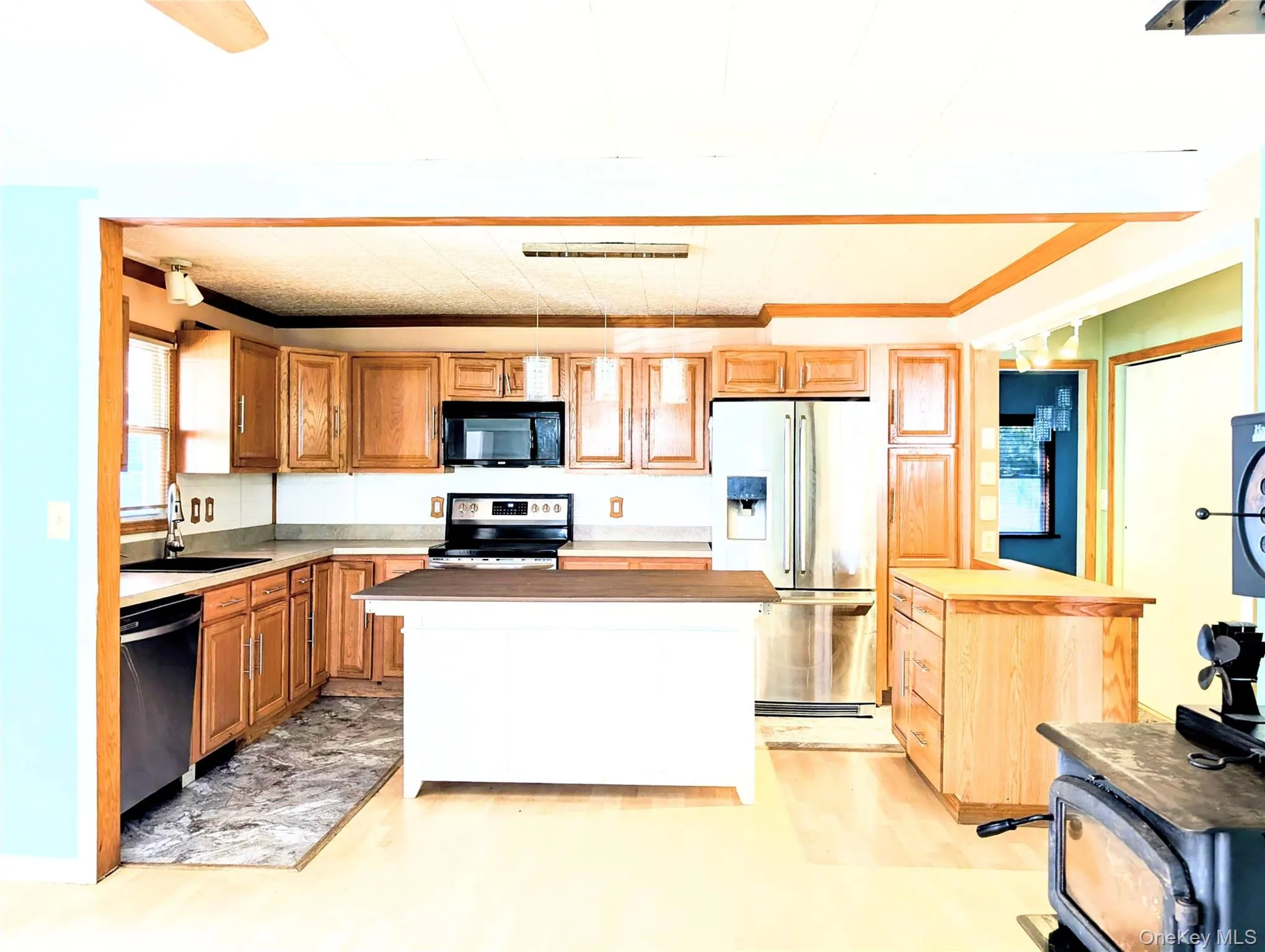 Kitchen with island for breakfast Kitchen with island for breakfast
