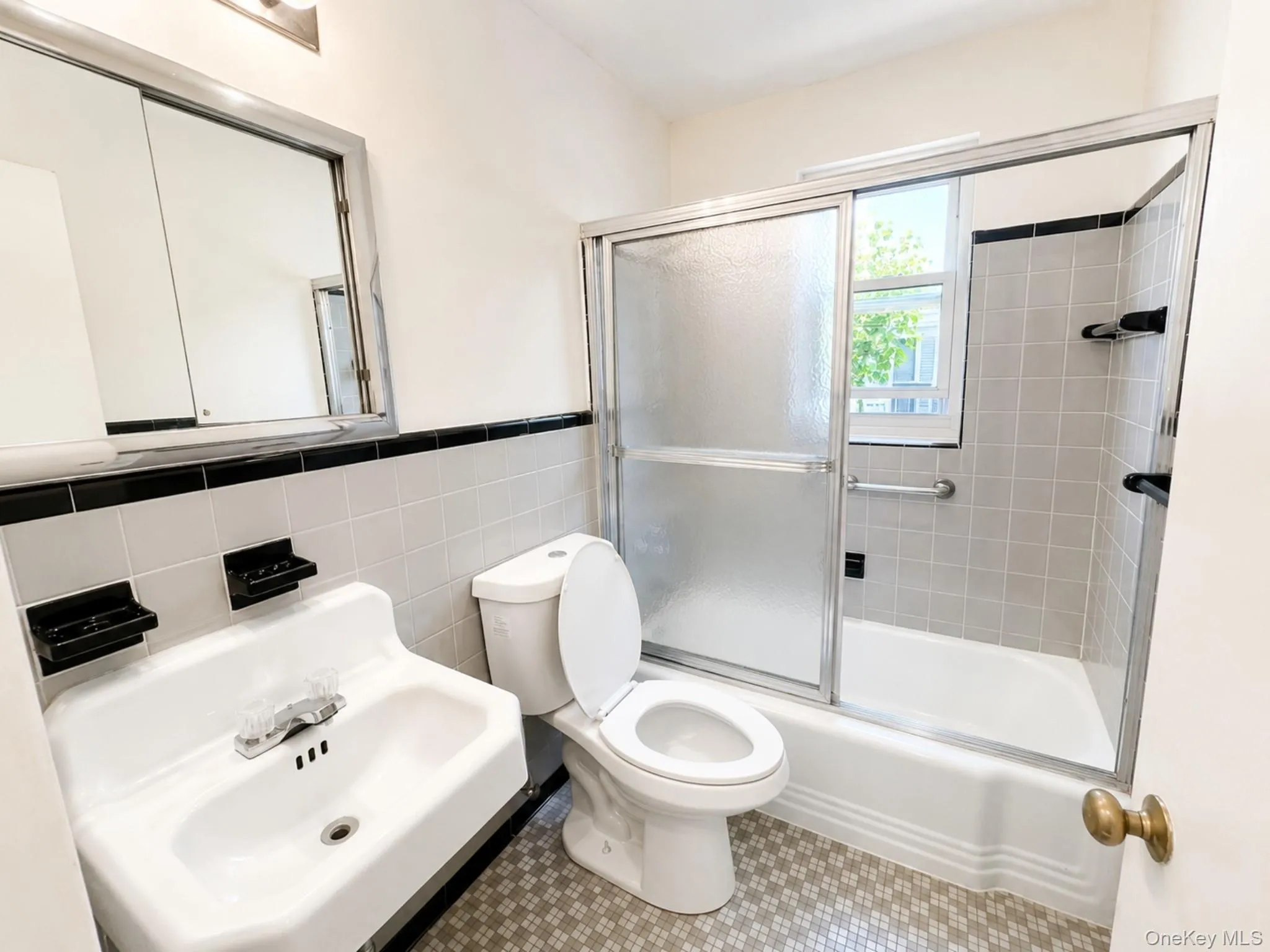 1010 Sherman Avenue, New York, NY, 2 Bedrooms Bedrooms, 5 Rooms Rooms,1 BathroomBathrooms,Residential,For Rent,Sherman,0,1023001 1010 Sherman Avenue, New York, NY, 2 Bedrooms Bedrooms, 5 Rooms Rooms,1 BathroomBathrooms,Residential,For Rent,Sherman,0,1023001