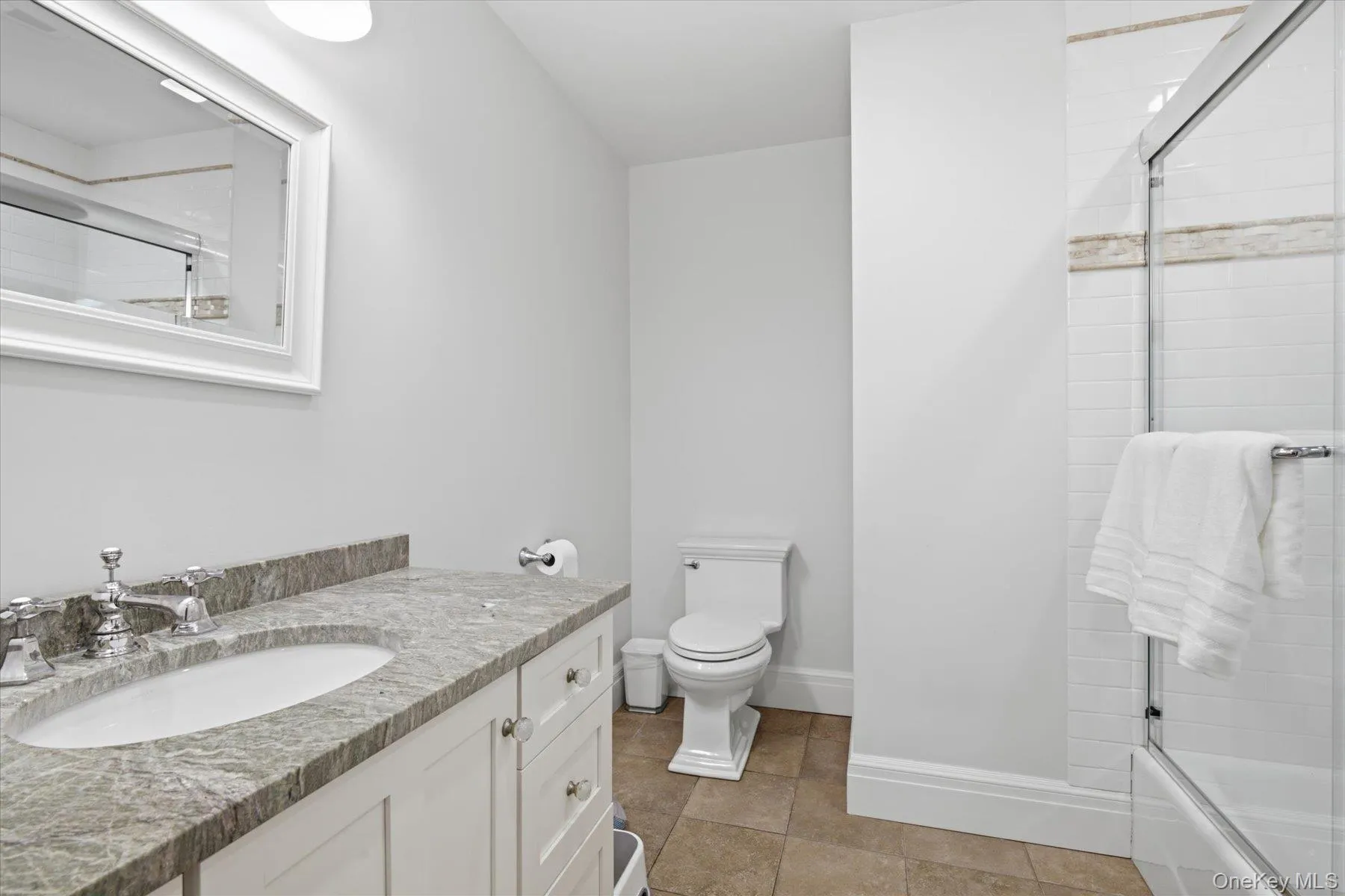 Beautifully appointed full hall bath serving the secondary bedrooms Beautifully appointed full hall bath serving the secondary bedrooms