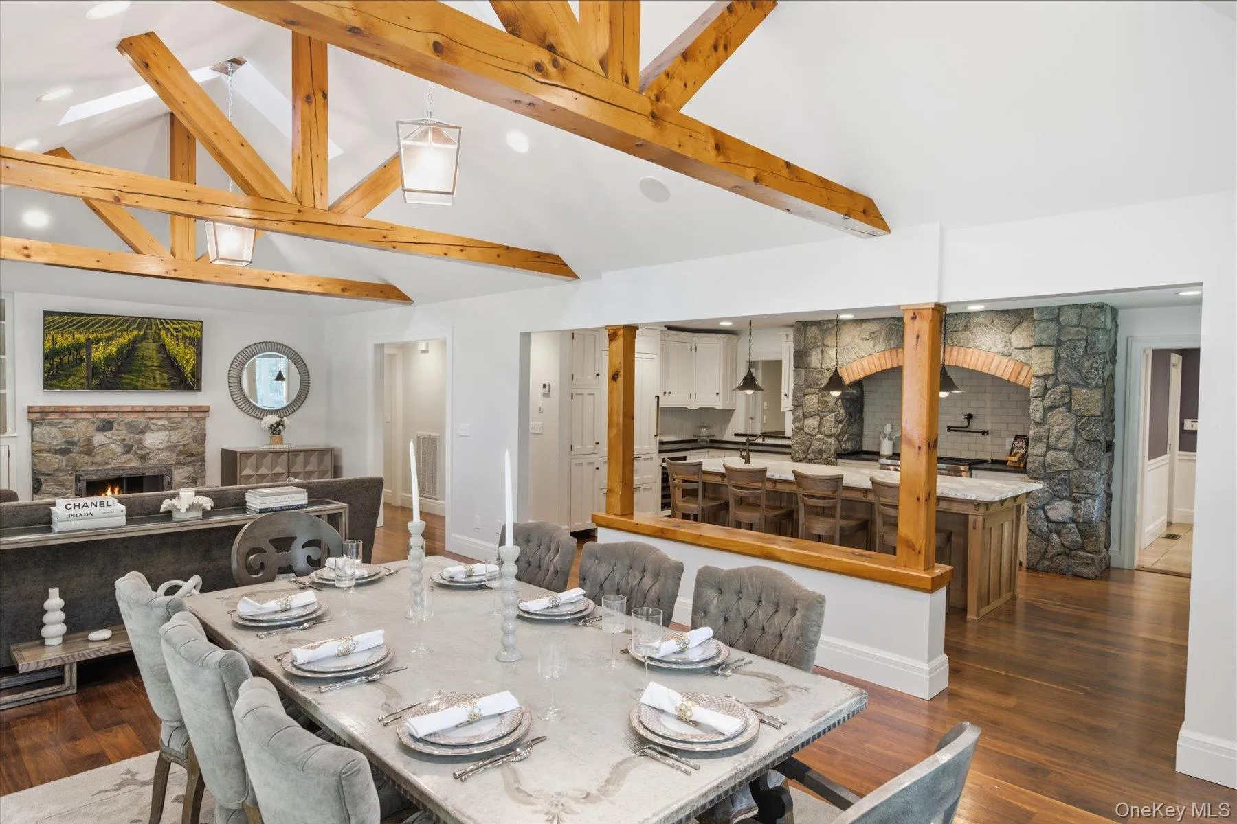 An ideal setting for both intimate dinners and larger gatherings. An ideal setting for both intimate dinners and larger gatherings.