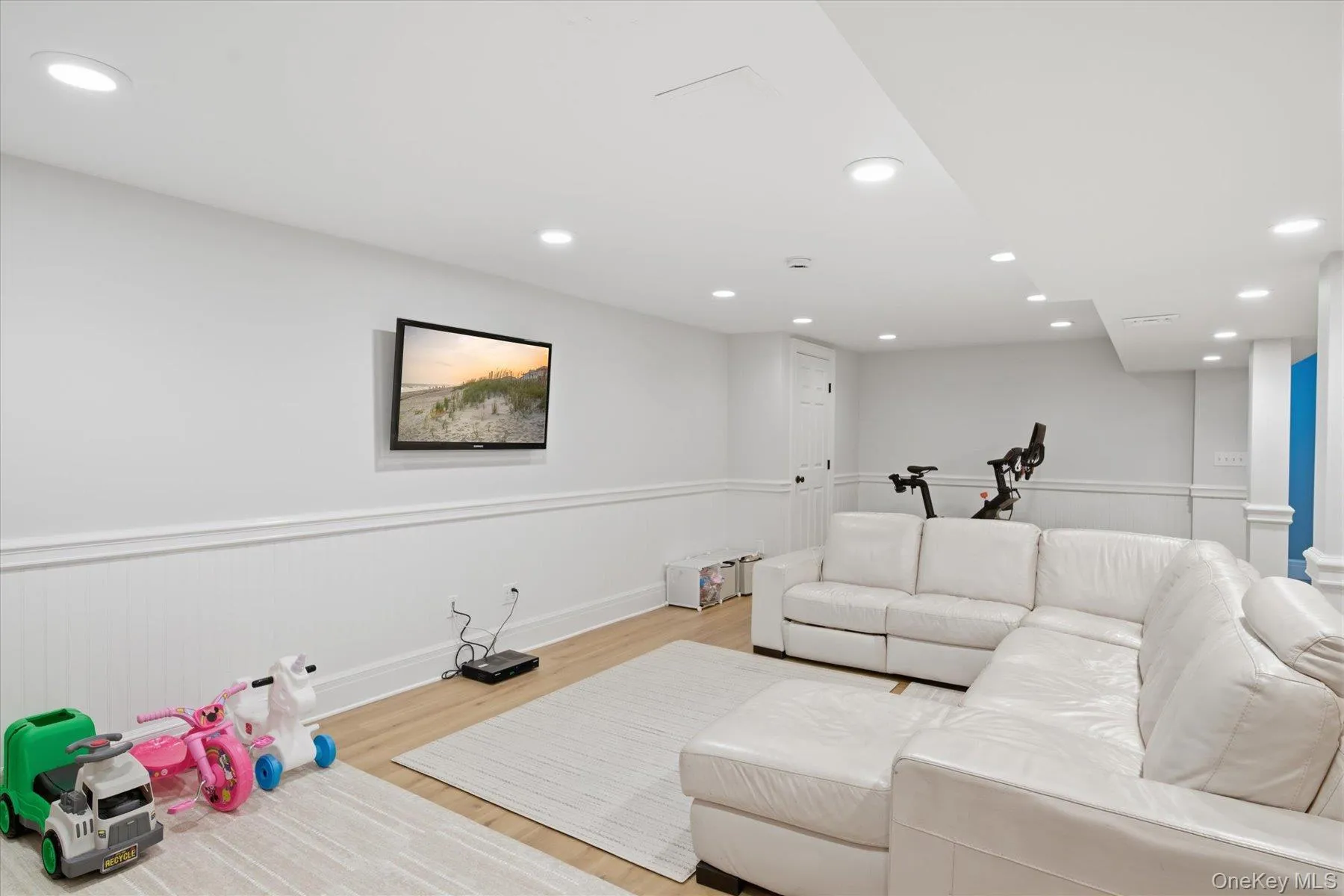 Finished lower level with full bath and outside entrance. Finished lower level with full bath and outside entrance.