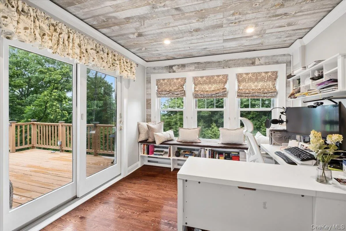Office /Den or potential 5th bedroom Office /Den or potential 5th bedroom