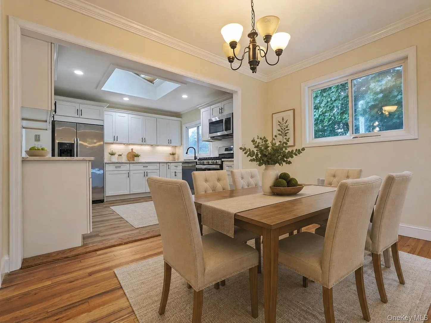 Virtually staged - Dinning room and kitchen Virtually staged - Dinning room and kitchen