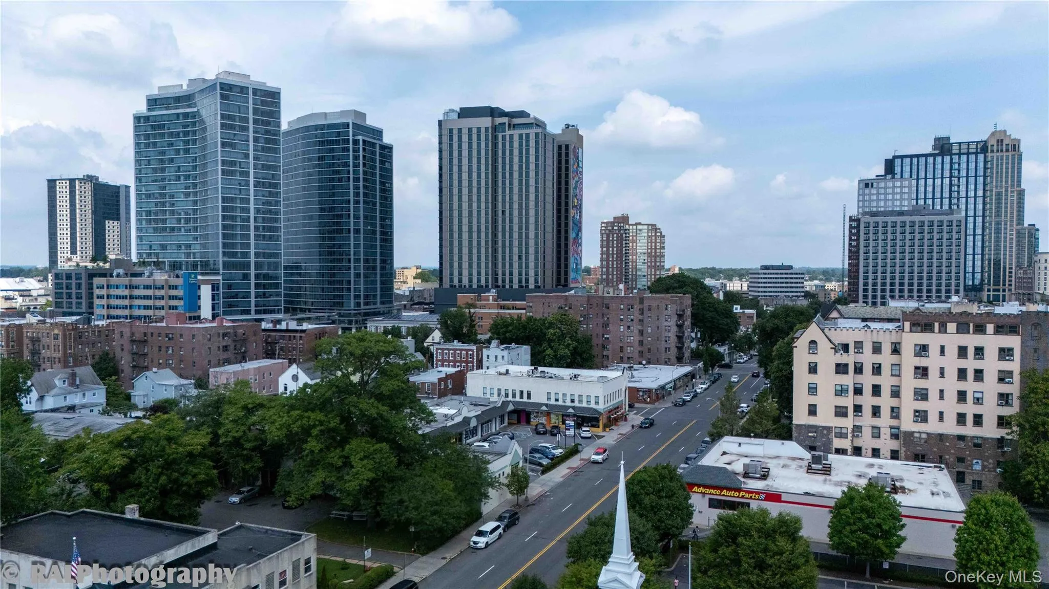 Downtown New Rochelle and Metro North RR are walking distance away! Downtown New Rochelle and Metro North RR are walking distance away!