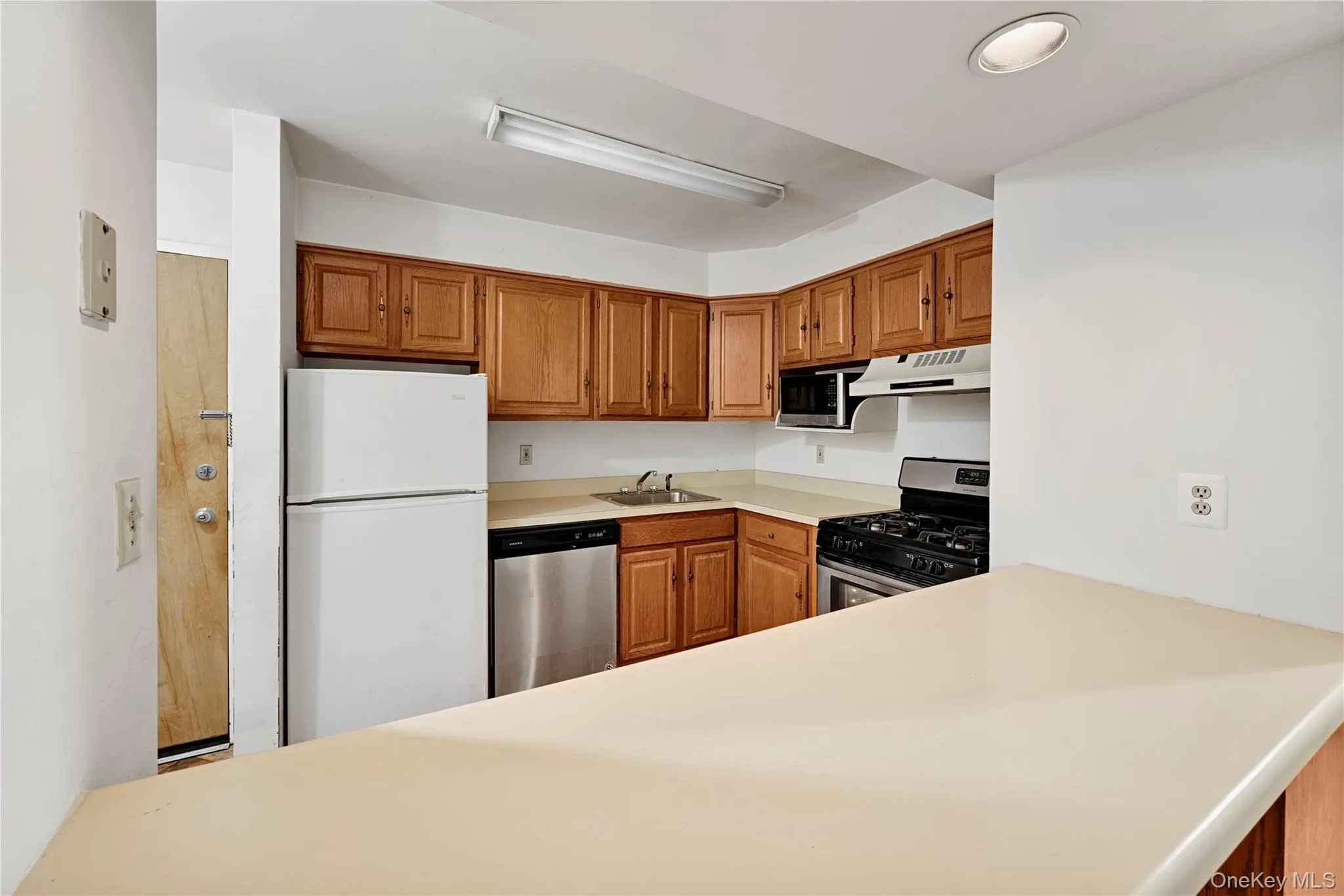 Large counter will accommodate a few counter chairs and your meal. Large counter will accommodate a few counter chairs and your meal.