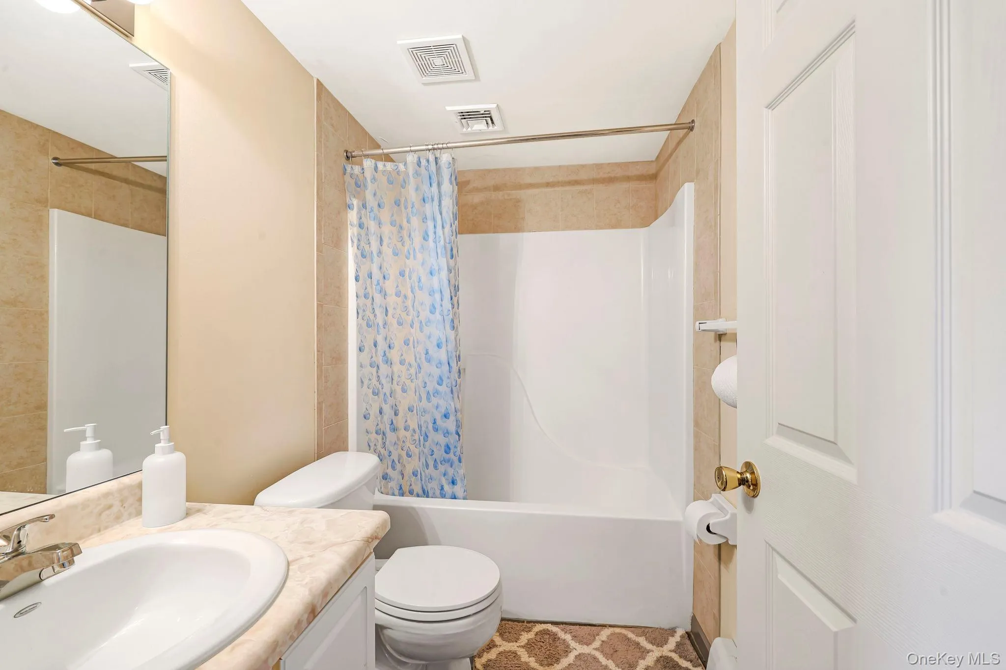 Full bathroom. Full bathroom.