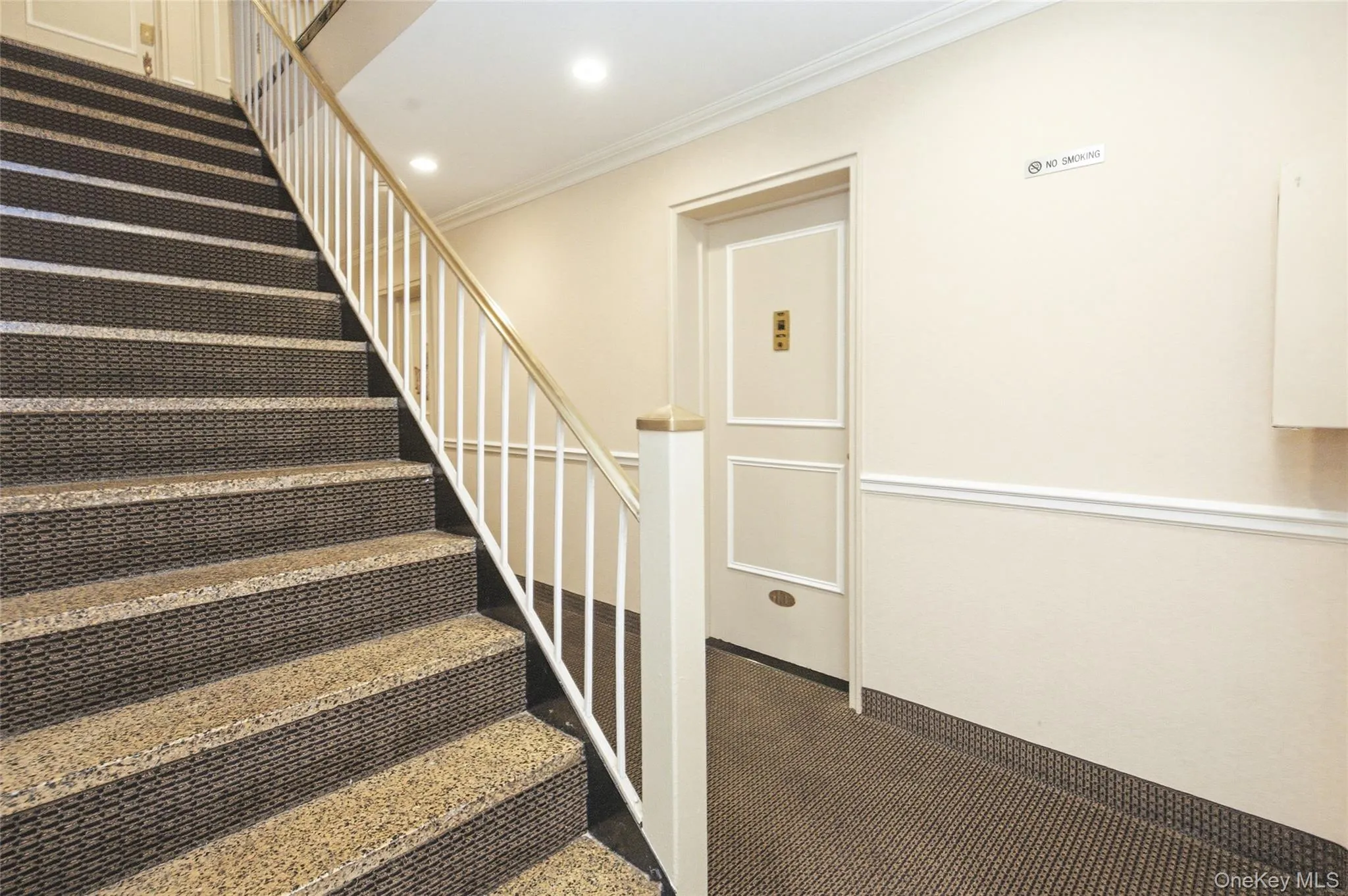 Well-maintained common entrance with secure access and clean, welcoming hallways. Well-maintained common entrance with secure access and clean, welcoming hallways.