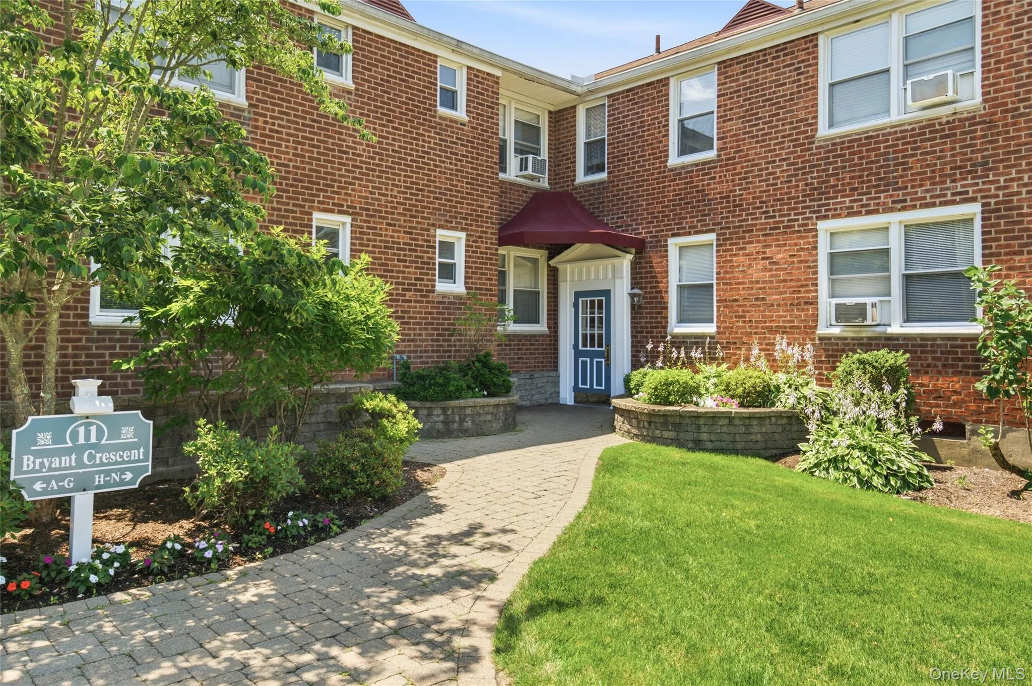 Beautifully maintained courtyard with lush landscaping and attractive brick architecture. Beautifully maintained courtyard with lush landscaping and attractive brick architecture.
