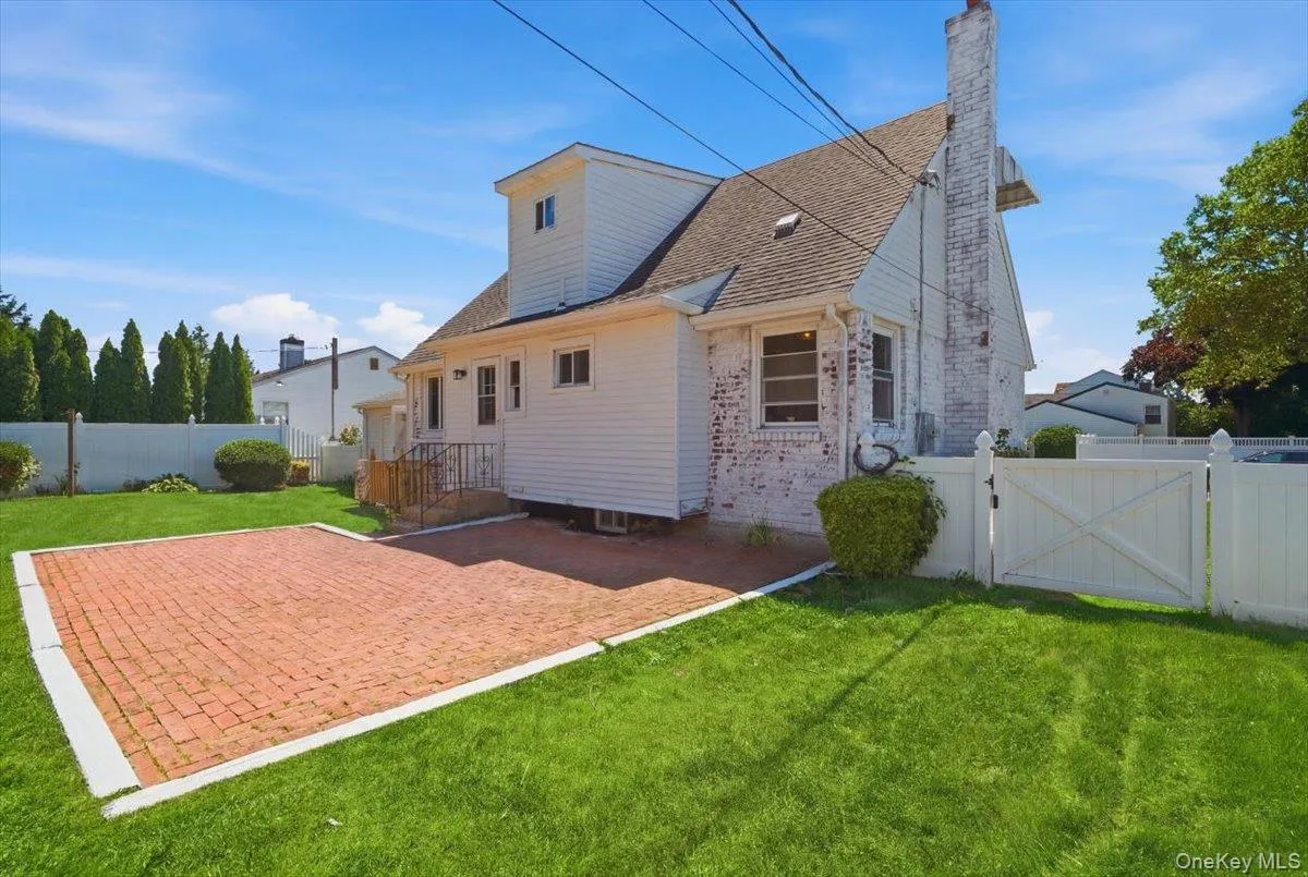 25 Lois Lane, Oyster Bay, NY, 4 Bedrooms Bedrooms, 8 Rooms Rooms,3 BathroomsBathrooms,Residential,For Rent,Lois,0,1023197 25 Lois Lane, Oyster Bay, NY, 4 Bedrooms Bedrooms, 8 Rooms Rooms,3 BathroomsBathrooms,Residential,For Rent,Lois,0,1023197