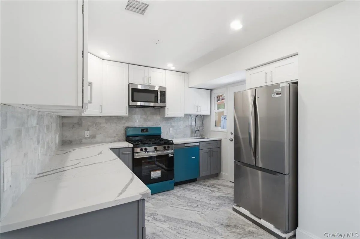 25 Lois Lane, Oyster Bay, NY, 4 Bedrooms Bedrooms, 8 Rooms Rooms,3 BathroomsBathrooms,Residential,For Rent,Lois,0,1023197 25 Lois Lane, Oyster Bay, NY, 4 Bedrooms Bedrooms, 8 Rooms Rooms,3 BathroomsBathrooms,Residential,For Rent,Lois,0,1023197