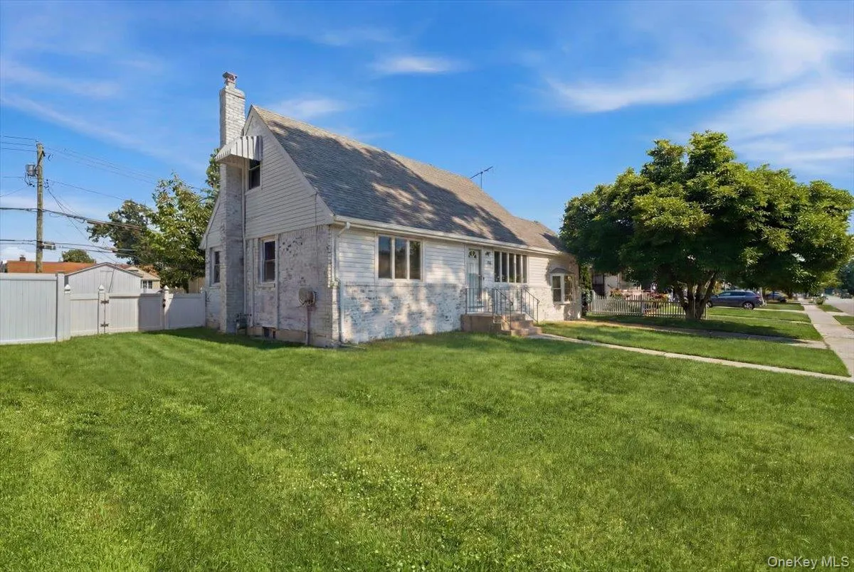 25 Lois Lane, Oyster Bay, NY, 4 Bedrooms Bedrooms, 8 Rooms Rooms,3 BathroomsBathrooms,Residential,For Rent,Lois,0,1023197 25 Lois Lane, Oyster Bay, NY, 4 Bedrooms Bedrooms, 8 Rooms Rooms,3 BathroomsBathrooms,Residential,For Rent,Lois,0,1023197