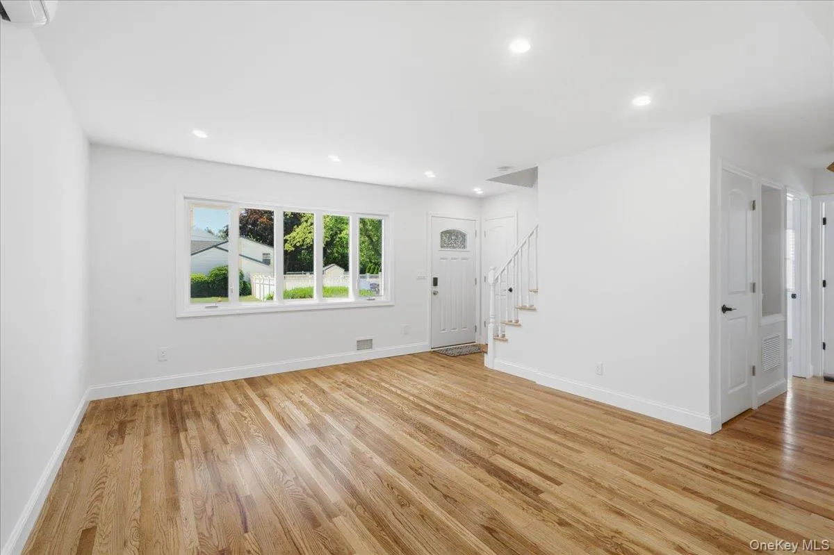 25 Lois Lane, Oyster Bay, NY, 4 Bedrooms Bedrooms, 8 Rooms Rooms,3 BathroomsBathrooms,Residential,For Rent,Lois,0,1023197 25 Lois Lane, Oyster Bay, NY, 4 Bedrooms Bedrooms, 8 Rooms Rooms,3 BathroomsBathrooms,Residential,For Rent,Lois,0,1023197