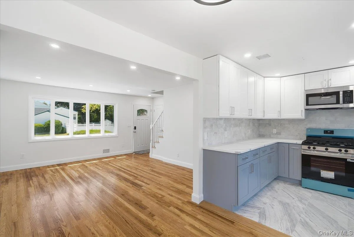 25 Lois Lane, Oyster Bay, NY, 4 Bedrooms Bedrooms, 8 Rooms Rooms,3 BathroomsBathrooms,Residential,For Rent,Lois,0,1023197 25 Lois Lane, Oyster Bay, NY, 4 Bedrooms Bedrooms, 8 Rooms Rooms,3 BathroomsBathrooms,Residential,For Rent,Lois,0,1023197