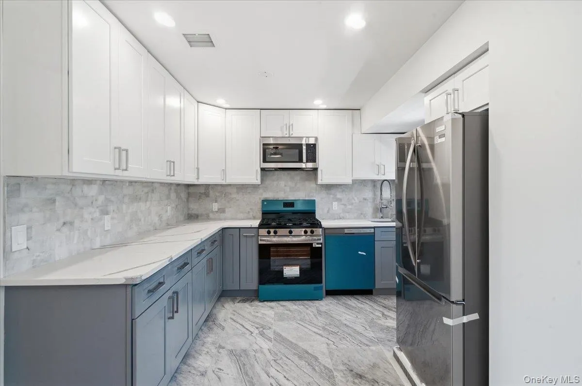 25 Lois Lane, Oyster Bay, NY, 4 Bedrooms Bedrooms, 8 Rooms Rooms,3 BathroomsBathrooms,Residential,For Rent,Lois,0,1023197 25 Lois Lane, Oyster Bay, NY, 4 Bedrooms Bedrooms, 8 Rooms Rooms,3 BathroomsBathrooms,Residential,For Rent,Lois,0,1023197