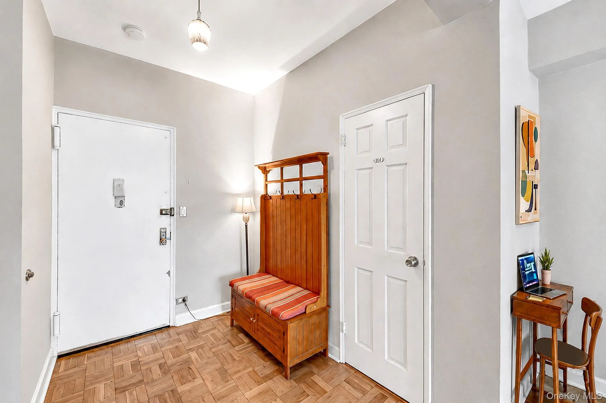 Entrance foyer with a large closet Entrance foyer with a large closet