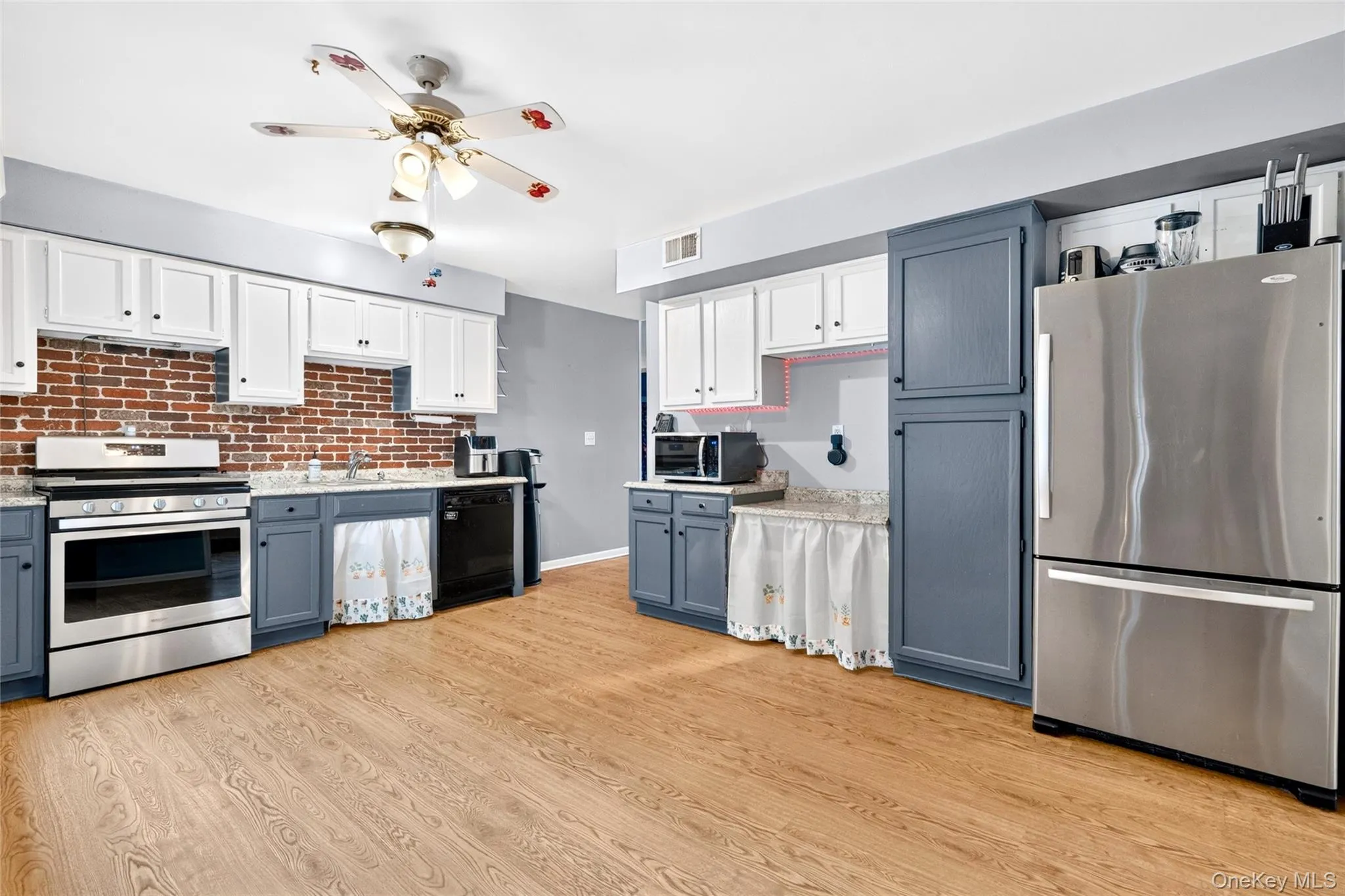 105 Robinhood Lane, Clarkstown, NY, 3 Bedrooms Bedrooms, 7 Rooms Rooms,2 BathroomsBathrooms,Residential,For Rent,Robinhood,0,1023225 105 Robinhood Lane, Clarkstown, NY, 3 Bedrooms Bedrooms, 7 Rooms Rooms,2 BathroomsBathrooms,Residential,For Rent,Robinhood,0,1023225