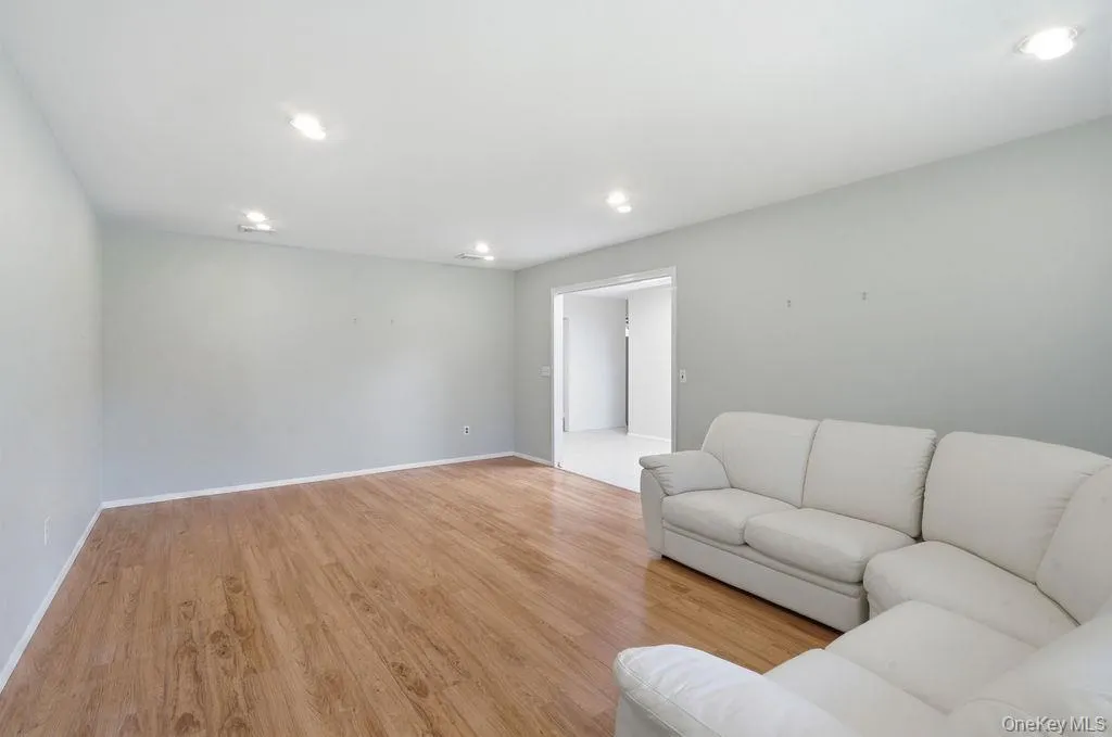 20 Oak Tree Drive, Smithtown, NY, 4 Bedrooms Bedrooms, 8 Rooms Rooms,3 BathroomsBathrooms,Residential,For Rent,Oak Tree,0,1023260 20 Oak Tree Drive, Smithtown, NY, 4 Bedrooms Bedrooms, 8 Rooms Rooms,3 BathroomsBathrooms,Residential,For Rent,Oak Tree,0,1023260