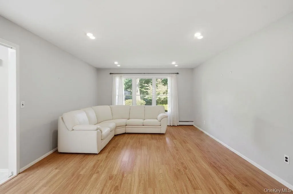 20 Oak Tree Drive, Smithtown, NY, 4 Bedrooms Bedrooms, 8 Rooms Rooms,3 BathroomsBathrooms,Residential,For Rent,Oak Tree,0,1023260 20 Oak Tree Drive, Smithtown, NY, 4 Bedrooms Bedrooms, 8 Rooms Rooms,3 BathroomsBathrooms,Residential,For Rent,Oak Tree,0,1023260
