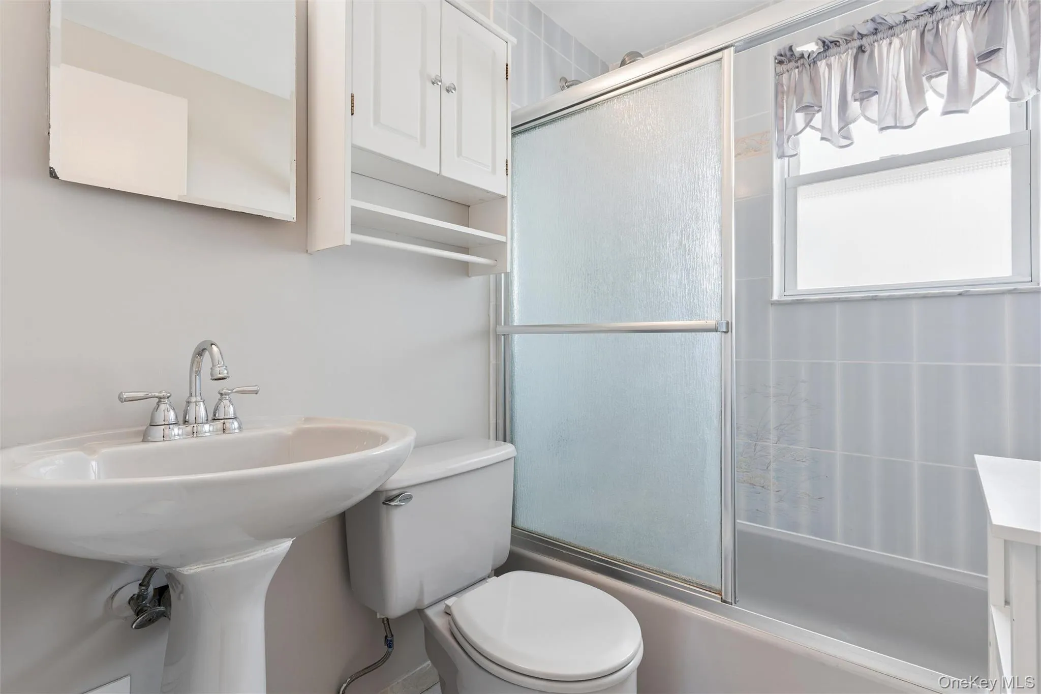 Bath with glass shower doors Bath with glass shower doors