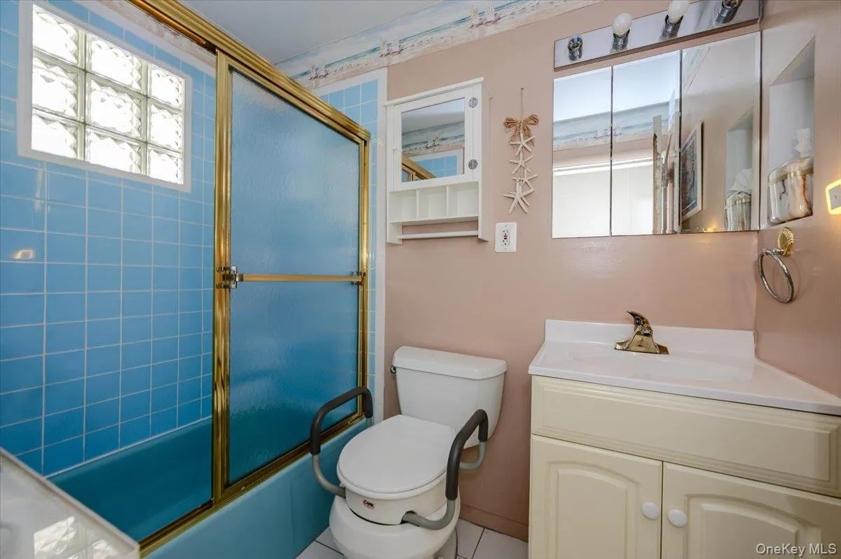 First Floor bathroom with Full bathtub First Floor bathroom with Full bathtub