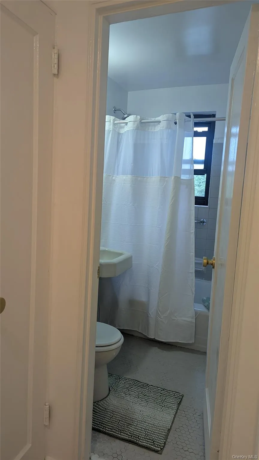 4 West Mill Drive, North Hempstead, NY, 2 Bedrooms Bedrooms, 5 Rooms Rooms,1 BathroomBathrooms,Residential,For Rent,West Mill,0,1023357 4 West Mill Drive, North Hempstead, NY, 2 Bedrooms Bedrooms, 5 Rooms Rooms,1 BathroomBathrooms,Residential,For Rent,West Mill,0,1023357