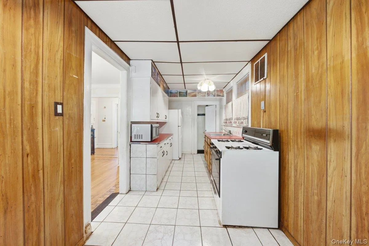 5633 Post Road, New York, NY, 3 Bedrooms Bedrooms, 9 Rooms Rooms,1 BathroomBathrooms,Residential,For Rent,Post,0,1023363 5633 Post Road, New York, NY, 3 Bedrooms Bedrooms, 9 Rooms Rooms,1 BathroomBathrooms,Residential,For Rent,Post,0,1023363