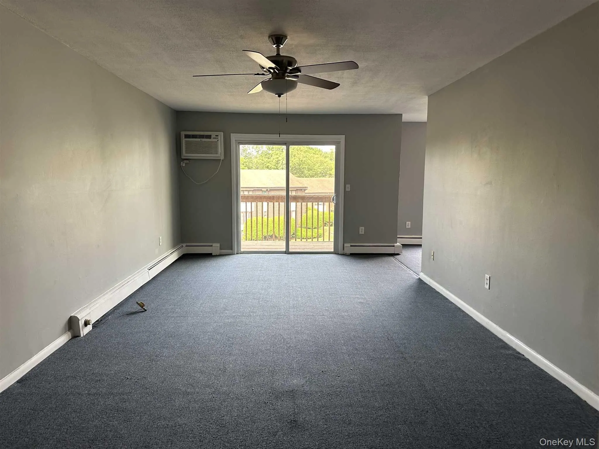 LARGE FAMILY ROOM LARGE FAMILY ROOM