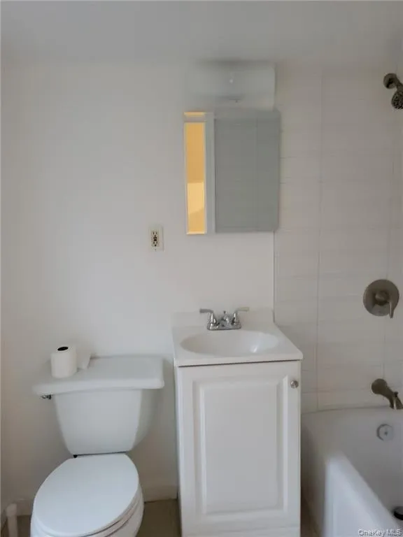 412 Warburton Avenue, Yonkers, NY, 2 Bedrooms Bedrooms, 5 Rooms Rooms,1 BathroomBathrooms,Residential Lease,For Rent,Warburton,0,1023384 412 Warburton Avenue, Yonkers, NY, 2 Bedrooms Bedrooms, 5 Rooms Rooms,1 BathroomBathrooms,Residential Lease,For Rent,Warburton,0,1023384