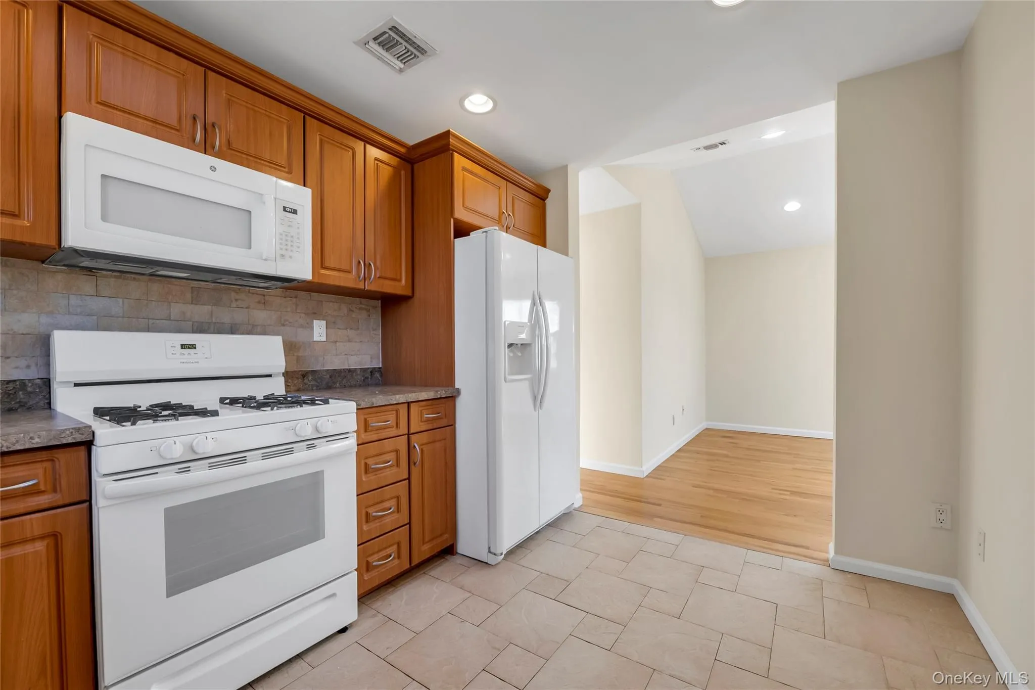 38 Sintsink Drive, North Hempstead, NY, 3 Bedrooms Bedrooms, 5 Rooms Rooms,2 BathroomsBathrooms,Residential Lease,For Rent,Sintsink,0,1023390 38 Sintsink Drive, North Hempstead, NY, 3 Bedrooms Bedrooms, 5 Rooms Rooms,2 BathroomsBathrooms,Residential Lease,For Rent,Sintsink,0,1023390