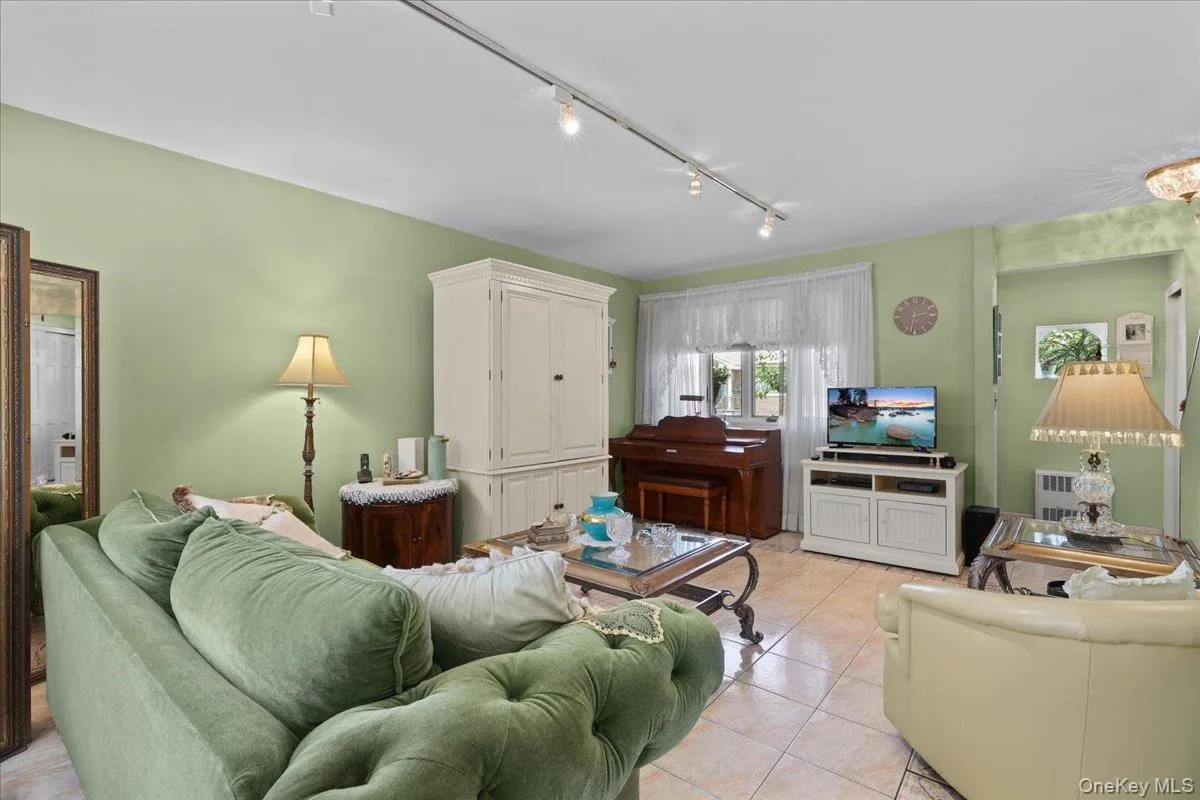 1415 Reed Place, New York, NY, 3 Bedrooms Bedrooms, 6 Rooms Rooms,1 BathroomBathrooms,Residential,For Rent,Reed,0,1023404 1415 Reed Place, New York, NY, 3 Bedrooms Bedrooms, 6 Rooms Rooms,1 BathroomBathrooms,Residential,For Rent,Reed,0,1023404