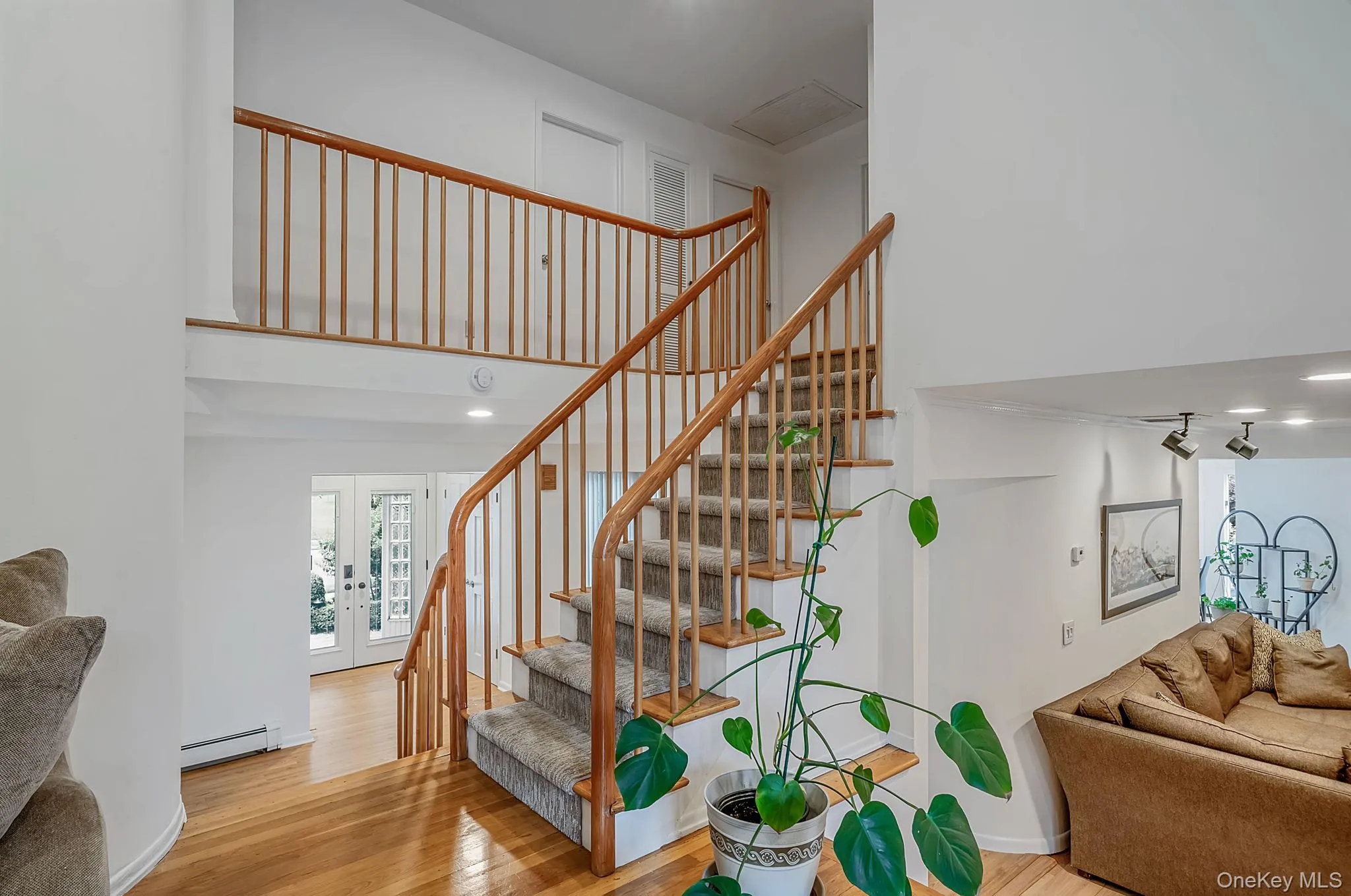 Stairs to entry way, living room and upstairs bedrooms Stairs to entry way, living room and upstairs bedrooms
