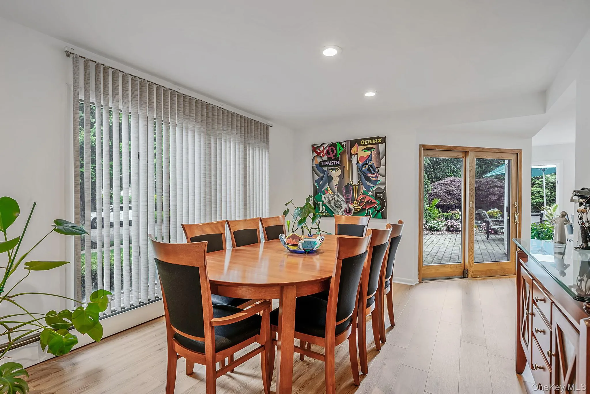 Large Dining Room open into the kitchen Large Dining Room open into the kitchen