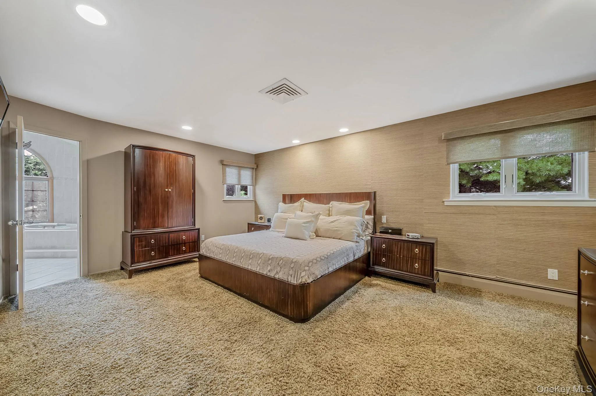 Large Primary Bed Room with en-suite bathroom Large Primary Bed Room with en-suite bathroom