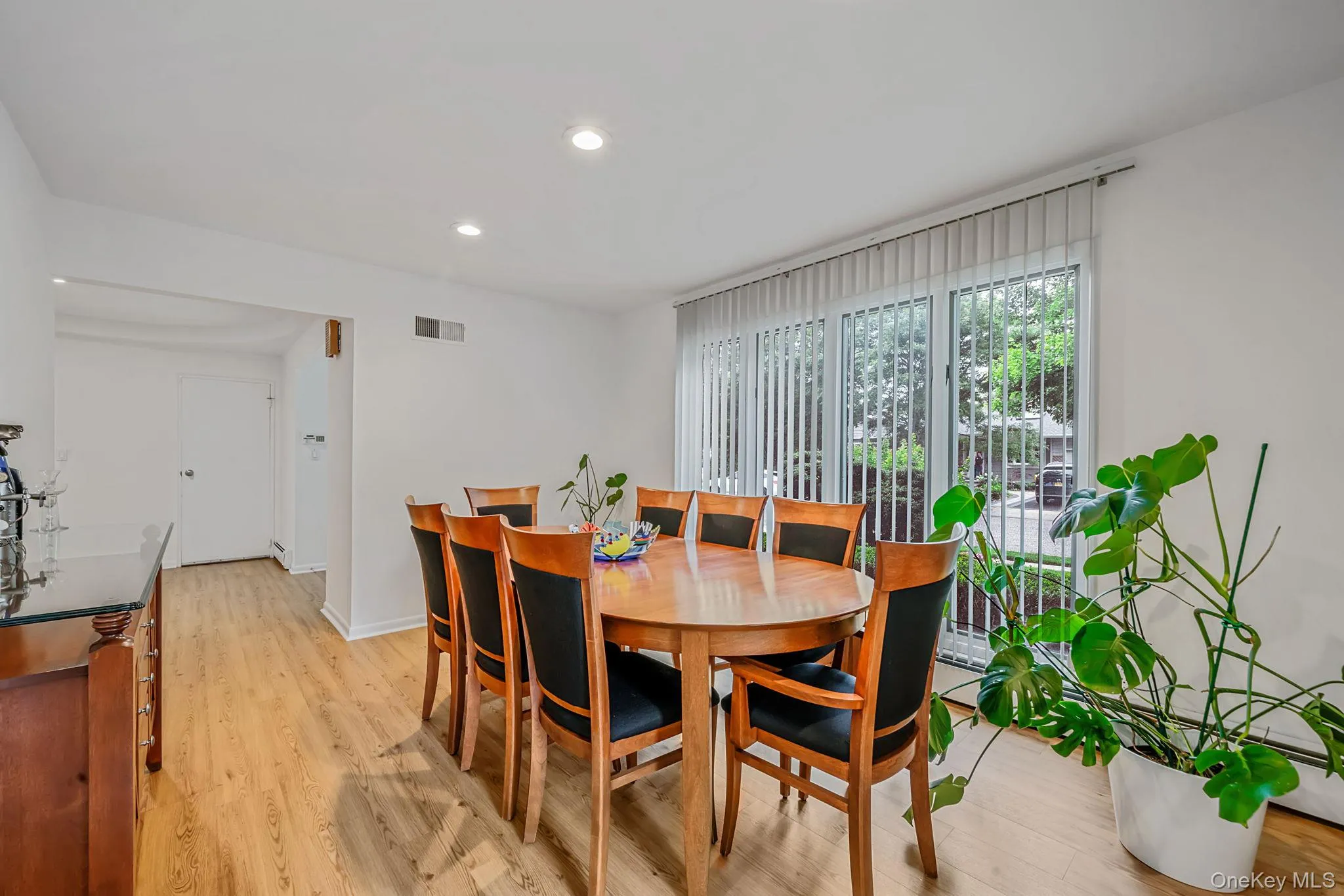 Large Dining Room with natural lighting Large Dining Room with natural lighting
