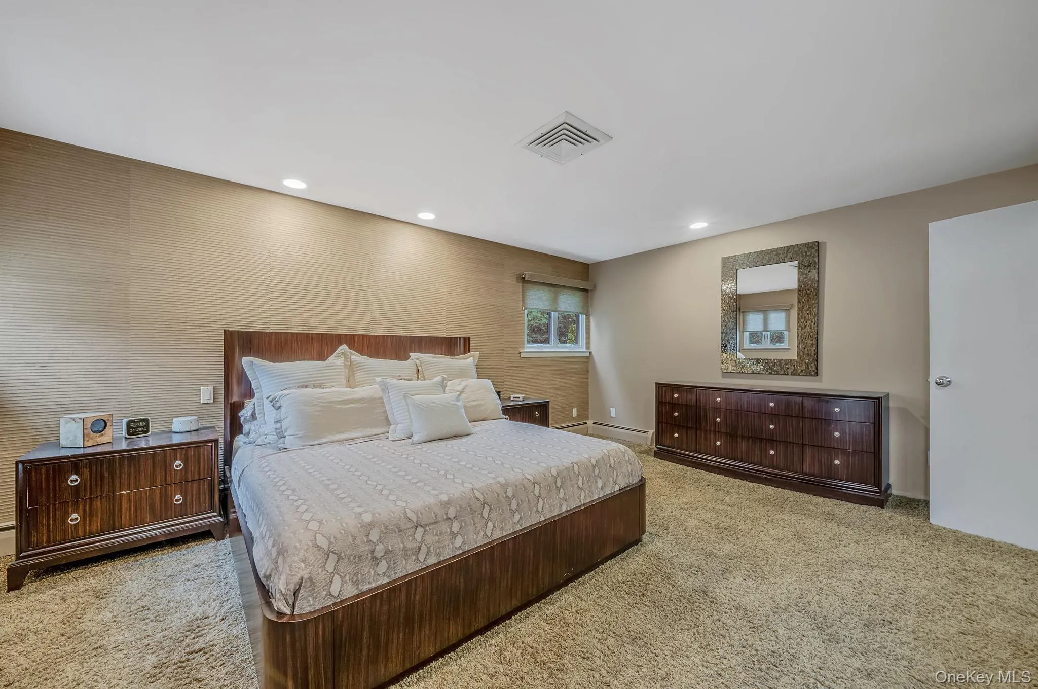 Large Primary Bed Room with en-suite bathroom Large Primary Bed Room with en-suite bathroom