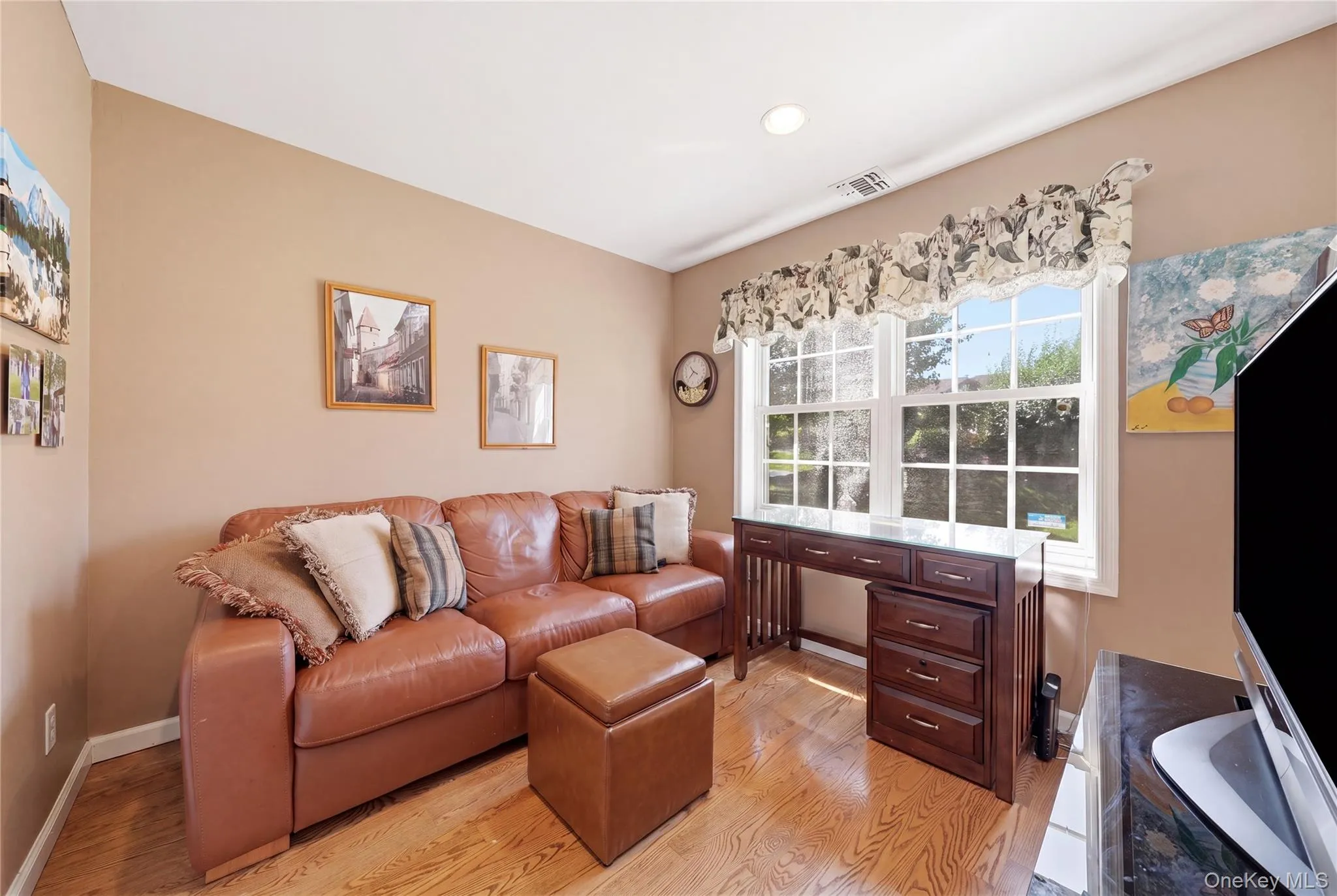 Versatile 2nd Bedroom w/view to garden Versatile 2nd Bedroom w/view to garden