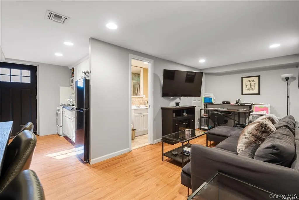163-27 95th Street, New York, NY, 5 Bedrooms Bedrooms, 10 Rooms Rooms,5 BathroomsBathrooms,Residential,For Rent,95th,0,1023470 163-27 95th Street, New York, NY, 5 Bedrooms Bedrooms, 10 Rooms Rooms,5 BathroomsBathrooms,Residential,For Rent,95th,0,1023470