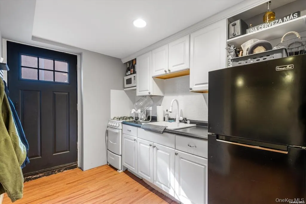 163-27 95th Street, New York, NY, 5 Bedrooms Bedrooms, 10 Rooms Rooms,5 BathroomsBathrooms,Residential,For Rent,95th,0,1023470 163-27 95th Street, New York, NY, 5 Bedrooms Bedrooms, 10 Rooms Rooms,5 BathroomsBathrooms,Residential,For Rent,95th,0,1023470