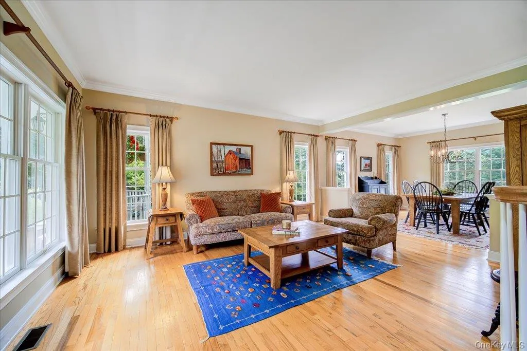 Plenty of space to entertain in this light-filled Living room / dining room area. Plenty of space to entertain in this light-filled Living room / dining room area.