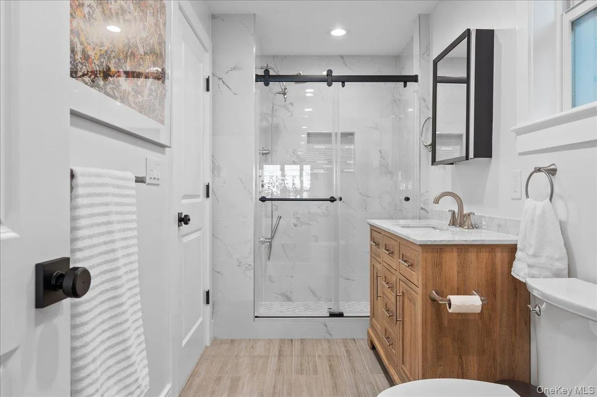 Hall Bathroom w. ensuite access to Bedroom Hall Bathroom w. ensuite access to Bedroom