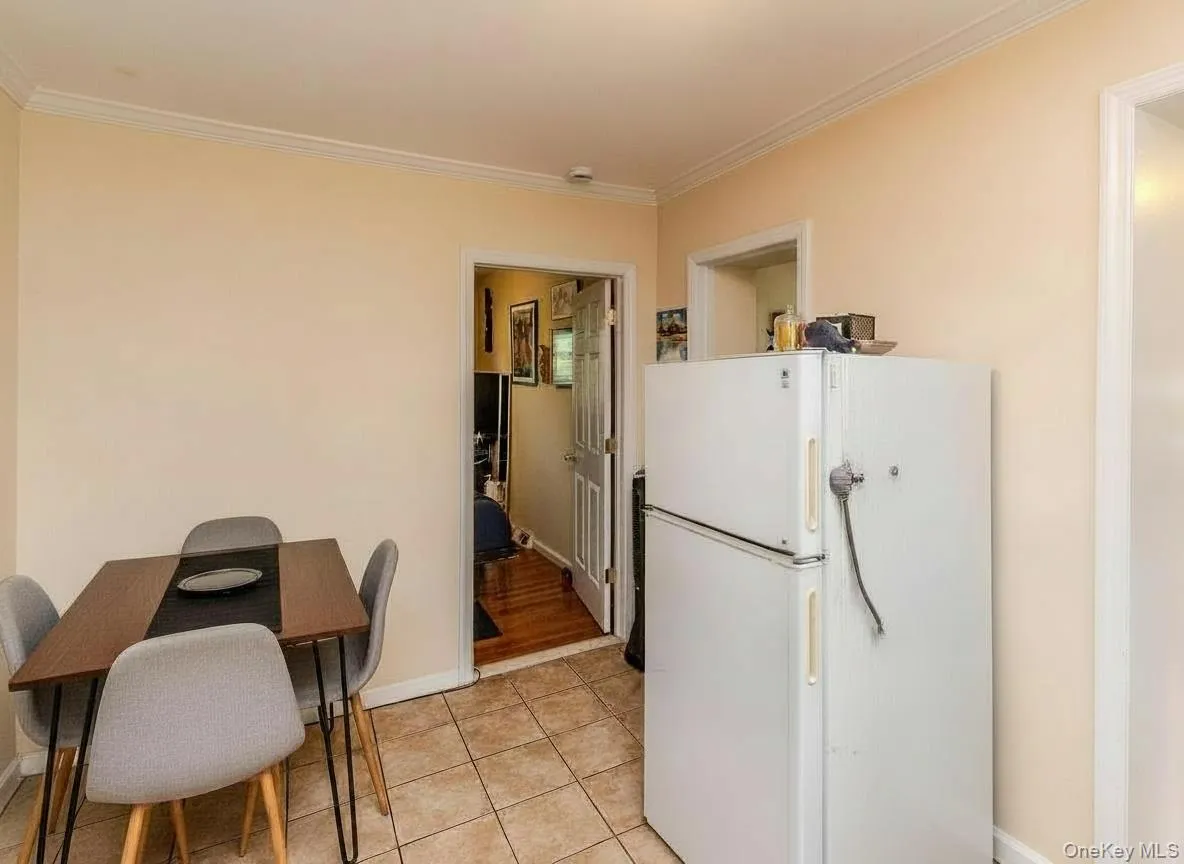 Virtually staged dine-in-kitchen Virtually staged dine-in-kitchen