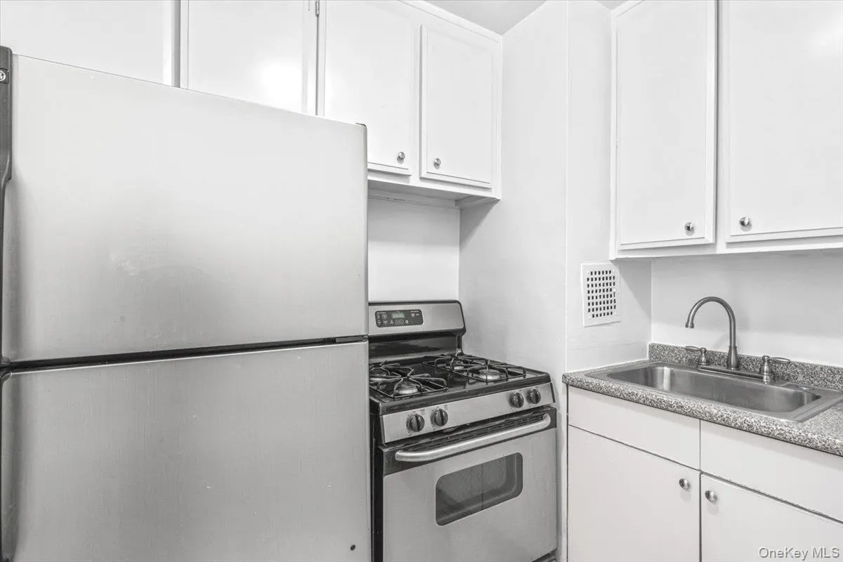 85-15 Main Street, New York, NY, 4 Rooms Rooms,1 BathroomBathrooms,Residential,For Rent,Main,0,1023577 85-15 Main Street, New York, NY, 4 Rooms Rooms,1 BathroomBathrooms,Residential,For Rent,Main,0,1023577