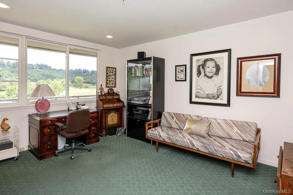 Bedroom #3 with Ensuite Bath--designer carpet, and fabulous golf course views and LARGE WALK IN CLOSET. Bedroom #3 with Ensuite Bath--designer carpet, and fabulous golf course views and LARGE WALK IN CLOSET.