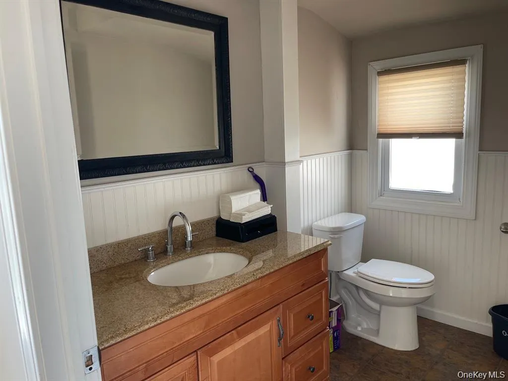 1/2 Bathroom 1/2 Bathroom