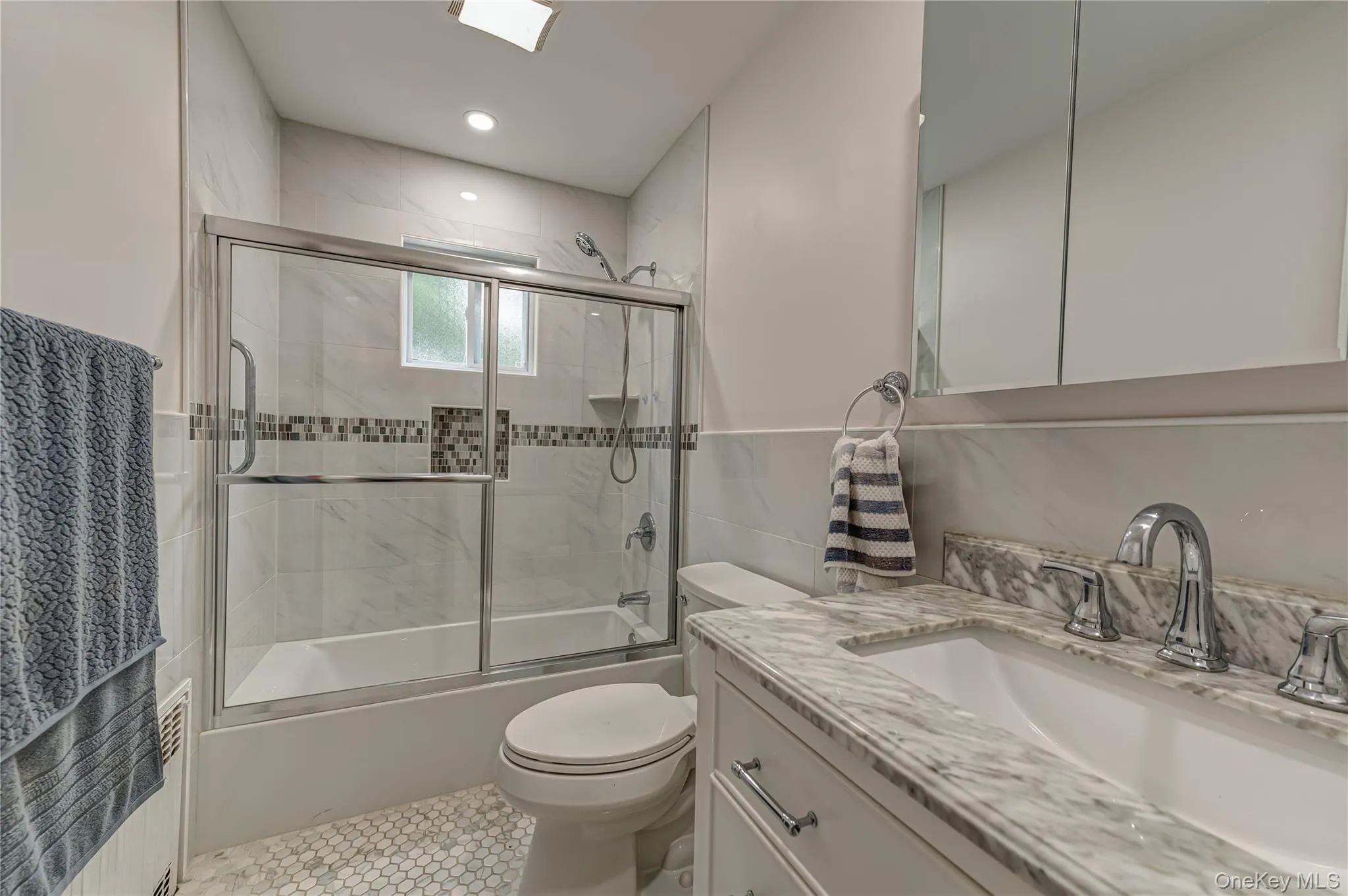 309 Laurel Road, Huntington, NY, 2 Bedrooms Bedrooms, 7 Rooms Rooms,1 BathroomBathrooms,Residential,For Rent,Laurel,0,1023620 309 Laurel Road, Huntington, NY, 2 Bedrooms Bedrooms, 7 Rooms Rooms,1 BathroomBathrooms,Residential,For Rent,Laurel,0,1023620