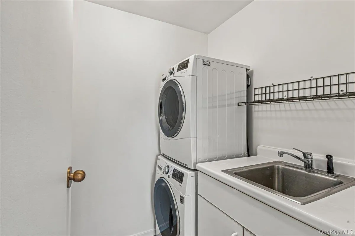 100 Hilton Avenue, Hempstead, NY, 1 Bedroom Bedrooms, 3 Rooms Rooms,1 BathroomBathrooms,Residential,For Rent,Hilton,0,1023624 100 Hilton Avenue, Hempstead, NY, 1 Bedroom Bedrooms, 3 Rooms Rooms,1 BathroomBathrooms,Residential,For Rent,Hilton,0,1023624