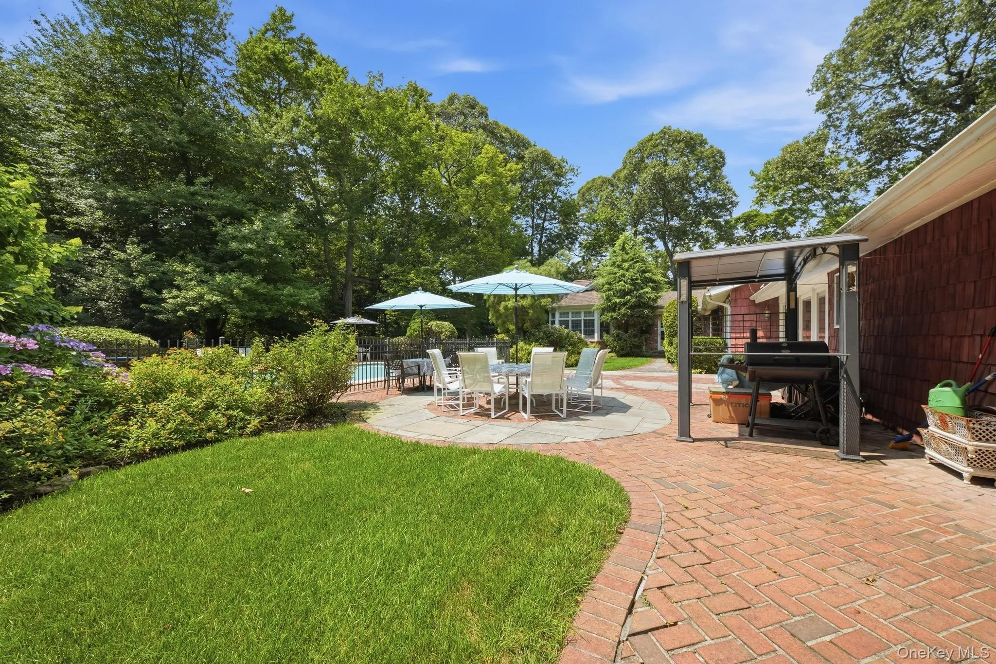 Large expansive entertaining backyard and pool areas Large expansive entertaining backyard and pool areas